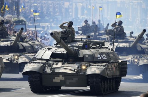 Mit einer Panzer-Parade feierte die Ukraine im August den 30. Jahrestag ihrer Unabhängigkeit. Jetzt sieht sie sich an ihrer Grenze massierten russischen Panzerverbänden gegenüber. Foto: dpa/Efrem Lukatsky