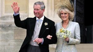 Prinz Charles und Camilla nach ihrer Trauung in der St. George’s Chapel auf Schloss Windsor Castle am 9. April 2005. Foto: epa