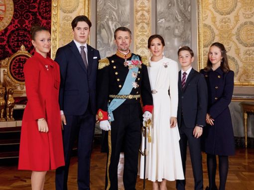 Das Königspaar Frederik X. und Mary umgeben von seinen vier Kindern Prinzessin Isabella, Kronprinz Christian, Prinz Vincent und Prinzessin Josephine (v.l.n.r.). Foto: © Dennis Stenild, Kongehuset