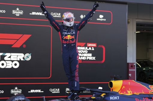 Max Verstappen vom Team Red Bull feiert nach seinem Sieg. Foto: dpa/Toru Hanai