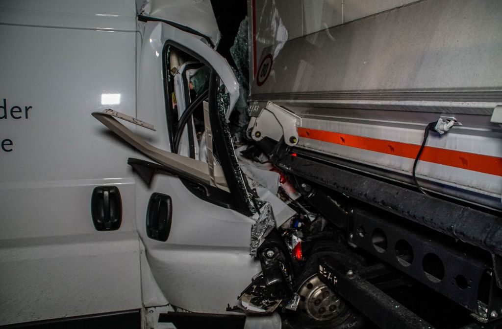 Der Fahrer eines Transporters wurde auf der A81 bei Rottweil in seinem Wagen eingeklemmt.