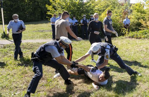 Auch der Mann auf dem Boden ist ein Polizeischüler – und mimt für die Übung einen Randalierer. Empfindlich darf er nicht sein. Seine Kollegen sind beim Training einer Festnahme nicht zimperlich. Foto:  