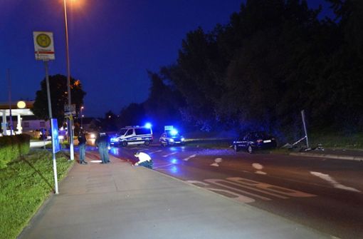Die Polizei hat die Unfallstelle in Nürtingen-Zizishausen nach dem schweren Unfall weiträumig abgesperrt. Foto: SDMG/Kohls