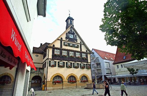 Blick auf das alte Rathaus mit dem Marktbrunnen in Metzingen. OB Fiedler wird hier weitere acht Jahre seinen Arbeitsplatz haben. (Archivfoto) Foto: dpa