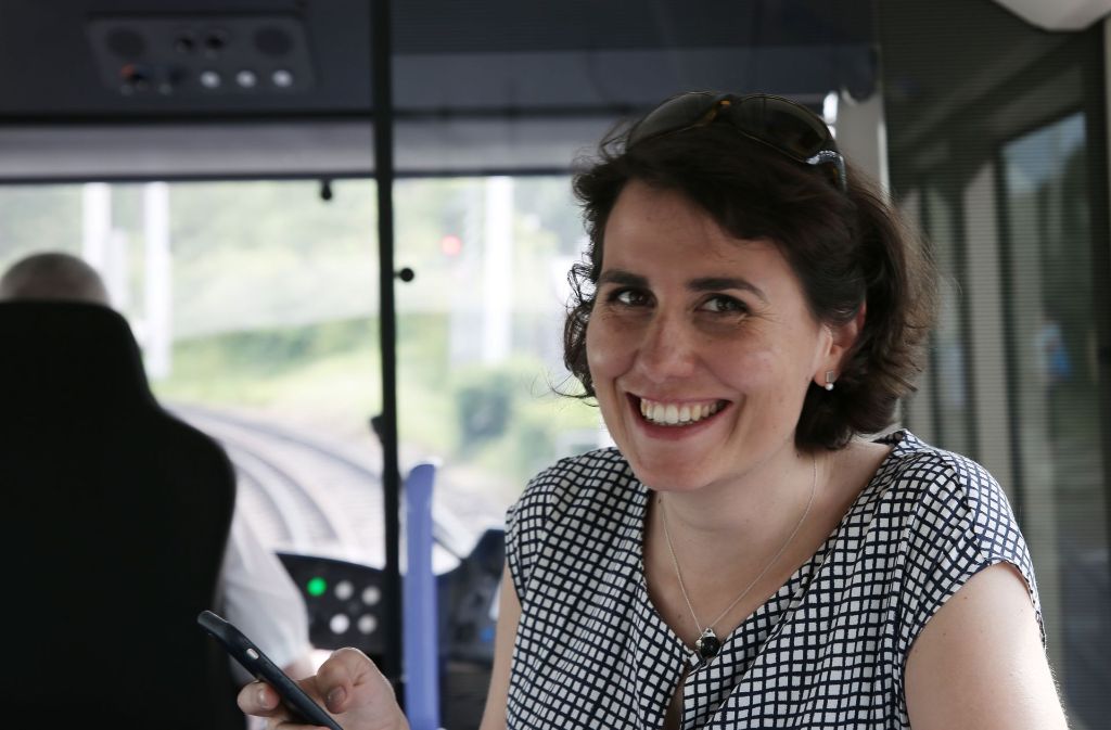 Stadtbahn statt Schreibtisch: Dominika Jaschek hat für einen Tag den Arbeitsplatz gewechselt. Foto: Hannes Opel