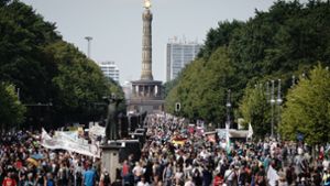 Die Polizeit teilte am Samstagmittag mit, dass die Demo in Berlin aufgelöst wird. Foto: dpa/Michael Kappeler