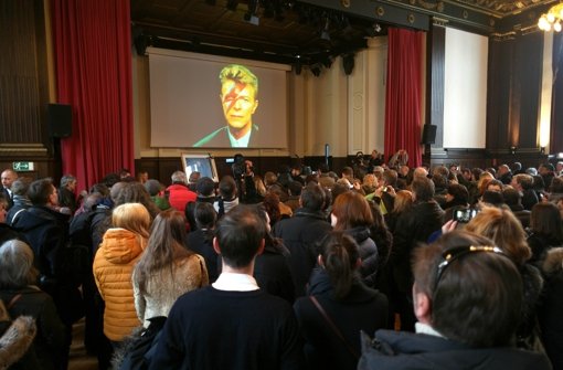 An der Trauerfeier für den verstorbenen Popstar David Bowie in den ehemaligen Hansa-Studios in Berlin-Kreuzberg nahmen mehrere hundert Fans teil. Foto: dpa