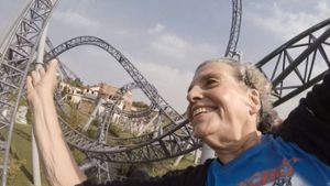 Diese Rentnerin will auf der Achterbahn ihre Rückenschmerzen kurieren
