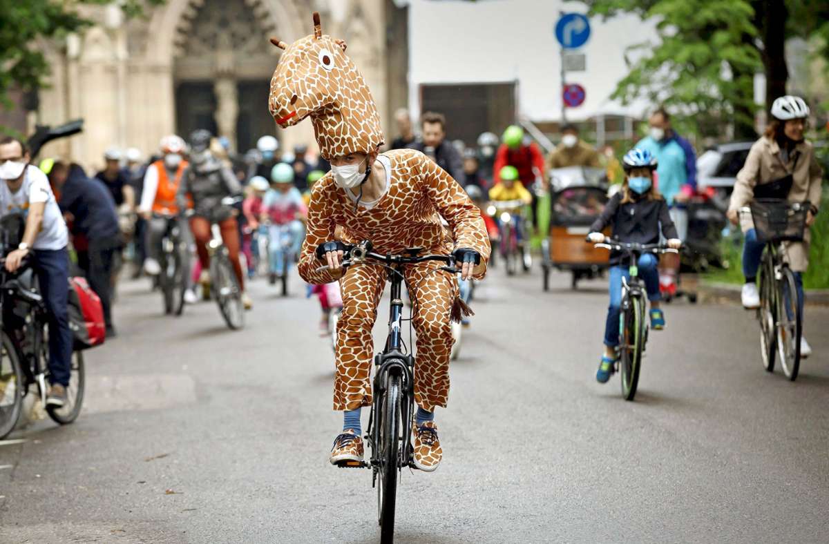Eine Giraffe führt die Kinderradtour an. Foto: Lichtgut/Julian Rettig