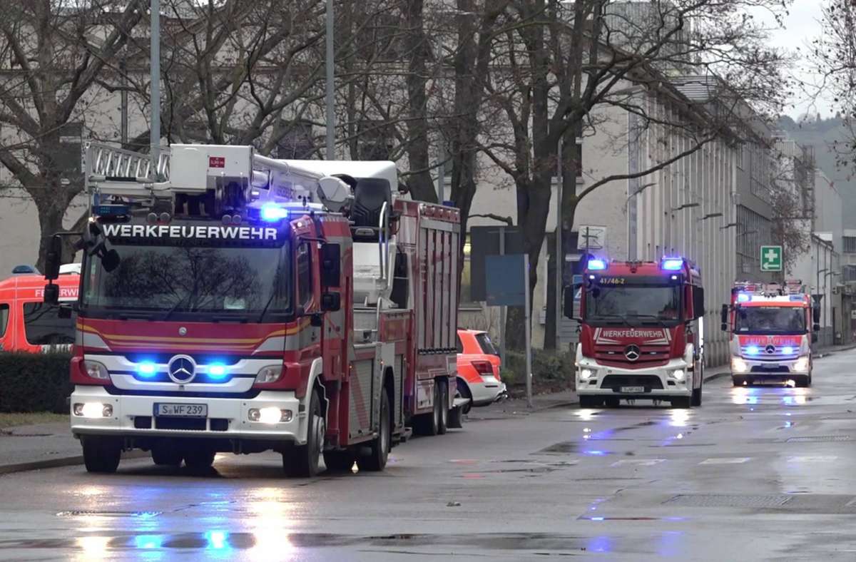 Rauchschwaden über dem Esslinger Stadtteil Mettingen haben am Sonntagnachmittag die Feuerwehr auf den Plan gerufen. Foto: 7aktuell / Max Kurrer