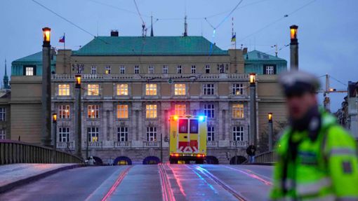 Ein Krankenwagen fährt in Richtung des Gebäudes der Philosophischen Fakultät der Karlsuniversität. Dort hatte ein 24-Jähriger am Donnerstag 23 Menschen getötet. Foto: dpa/Petr David Josek