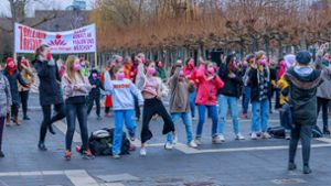 Frauen und Mädchen treffen sich am Elbenplatz in Böblingen am Montagabend – tänzerisch wollen sie der Gewalt gegen Frauen Einhalt gebieten. Foto: Stefanie Schlecht
