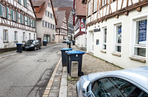 Im Bereich um die Volksbank in Wiesensteig ist das Parken schwierig. Ein Anwohner fotografiert dort Falschparker. Foto: Rainer Lauschke