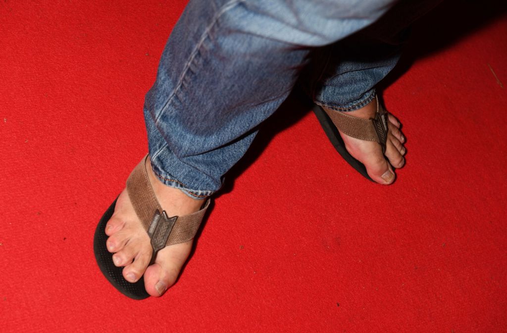 Der Schauspieler Miroslav Nemec trägt beim Filmfest in München Flip Flops auf dem roten Teppich.