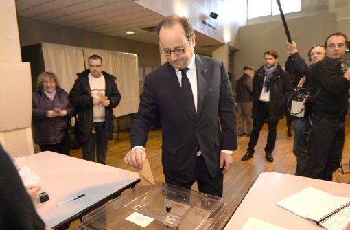 Frankreichs Präsident François Hollande bei der Stimmabgabe Foto: EPA
