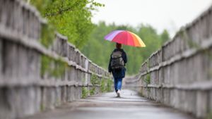 Der Regenschirm ist dieser Tage der wichtigste Begleiter. Foto: dpa/Thomas Warnack