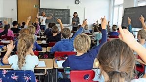 Alles andere als normal: die Drittklässler der Grundschule Kaltental haben derzeit Unterricht im Bürgersaal. Foto: Georg Linsenmann