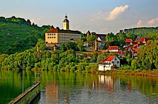 Blick über den Neckar auf Gundelsheim mit Schloss Horneck. In dem idyllischen Städtchen sind die Fronten verhärtet Foto: Arco Images