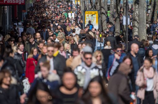 Menschenmassen auf der Königstraße – nur wie viele sind es genau? Das sollen Laser nun erfassen. Foto: dpa
