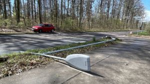 Unfall in Plieningen: Auto kracht gegen Verkehrsschild und Laterne – Fahrerin verletzt
