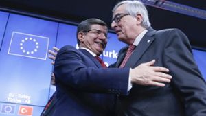 Der türkische Premierminister Ahmet Davutoglu (l.) und Kommissionspräsident Jean-Claude Juncker beim Gipfel in der Türkei. Foto: dpa