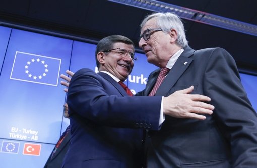 Der türkische Premierminister Ahmet Davutoglu (l.) und Kommissionspräsident Jean-Claude Juncker beim Gipfel in der Türkei. Foto: dpa