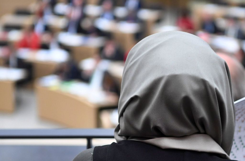 Archivbild: Eine Schülerin mit Kopftuch verfolgt eine Landtagsdebatte. Richter, Staatsanwälte und Rechtsreferendare im Südwesten dürfen künftig keine religiösen oder politischen Symbole im Gericht tragen. Foto: dpa