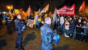 Die Polizei sicherte die  Demonstration vor der Halle. Foto: Rosar/Rosar