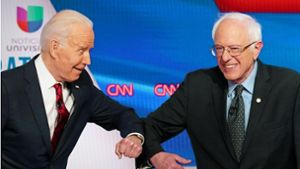 Bernie Sanders (rechts) ist aus dem US-Präsidentschaftsrennen ausgestiegen, damit ist der Weg freu für Joe Biden (links). Foto: AFP/MANDEL NGAN