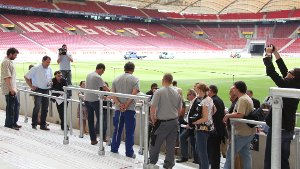 Der VfB testet derzeit eine Sonnenbank für den Rasen in der Mercedes-Benz-Arena. Hier eine Aufnahme des Stadions aus dem August 2011. Und so macht ... Foto: Benjamin Beytekin