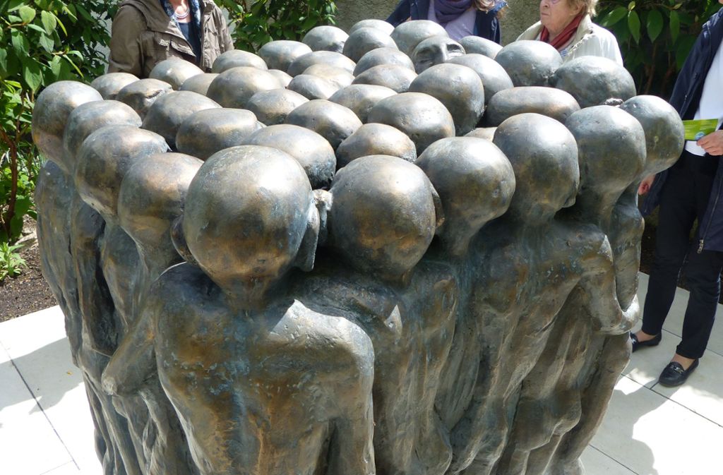 Skulptur Menschenmassen von Diane Herzogin von Württemberg, Leihgabe im Schlossgarten Stetten.