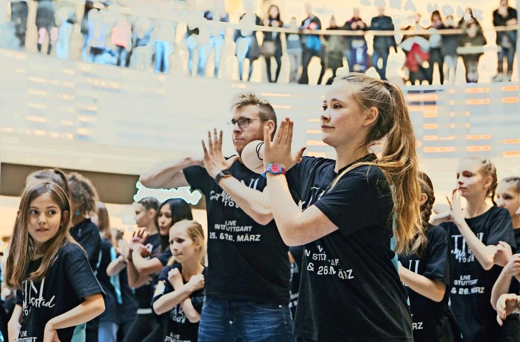 Tanzschüler machen im Milaneo Werbung für ein Konzert. Foto: Lichtgut/Verena Ecker