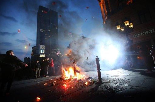 Krawalle der Blockupy-Bewegung in Frankfurt bei der Eröffnung des EZB-Wolkenkratzers.  Foto: AP
