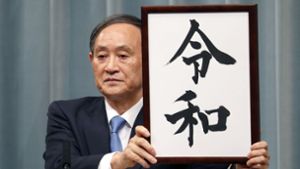 Als Kabinettschef hatte Suga den Namen des  Kaiserjahres verkündet. Foto: dpa/Eugene Hoshiko