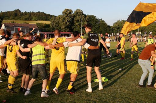 Fürs Jubeln reicht die Kraft gerade noch: Der TSV Weissach feiert mit seinen Fans den Aufstieg in die Kreisliga A. Foto: Baumann/Alexander Keppler