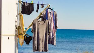 Frisch gewaschene Wäsche trocknet in der Urlaubssonne - mit einer Camping Waschmaschine kann einiges an Gepäck gespart werden.