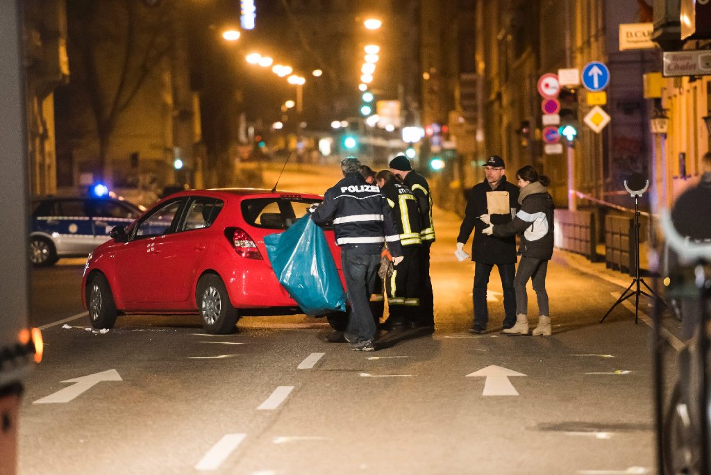 Auf der Hauptstätter Straße in Stuttgart sichern Beamte den Tatort.