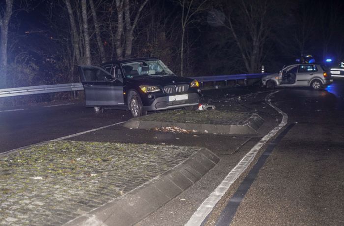 Unfall in Böblingen: VW schanzt über Verkehrsinsel und prallt gegen BMW