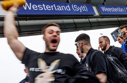 Bei den Bahnreisenden ist eine gewisse Partystimmung nicht abzustreiten. Foto: dpa/Axel Heimken