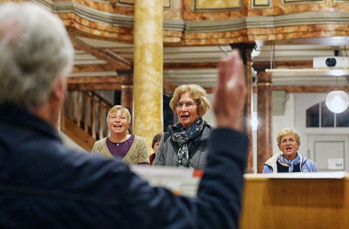 Sie alle schätzen das Singen in der Gemeinschaft: Mitglieder des Kirchenchors Großbottwar bei der Probe in der Martinskirche. Foto: Ralf Poller//Avanti