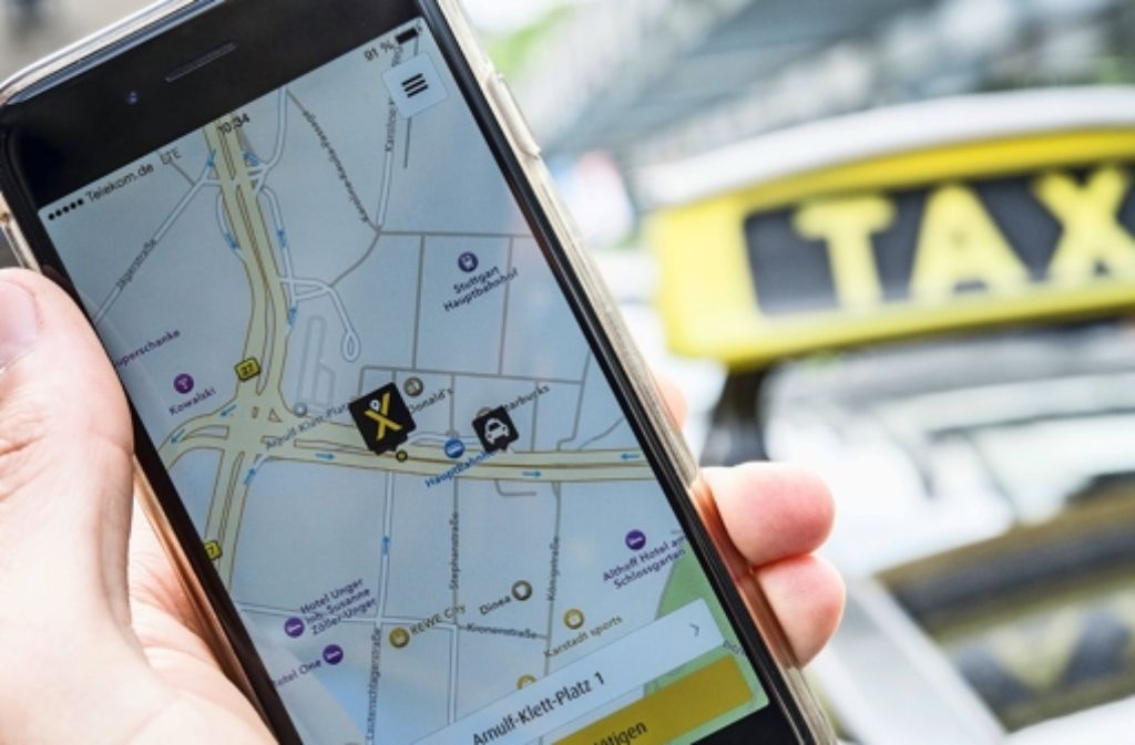 Auf dem Bildschirm des Mobiltelefons ist die myTaxi-App zu sehen. Die Rabatte von bis zu 50 Prozent des Online-Taxi-Vermittlers bleiben in Stuttgart tabu. Das hat das Landgericht Stuttgart jetzt entschieden. Die Taxizentralen in ganz Deutschland atmen auf. Foto: dpa