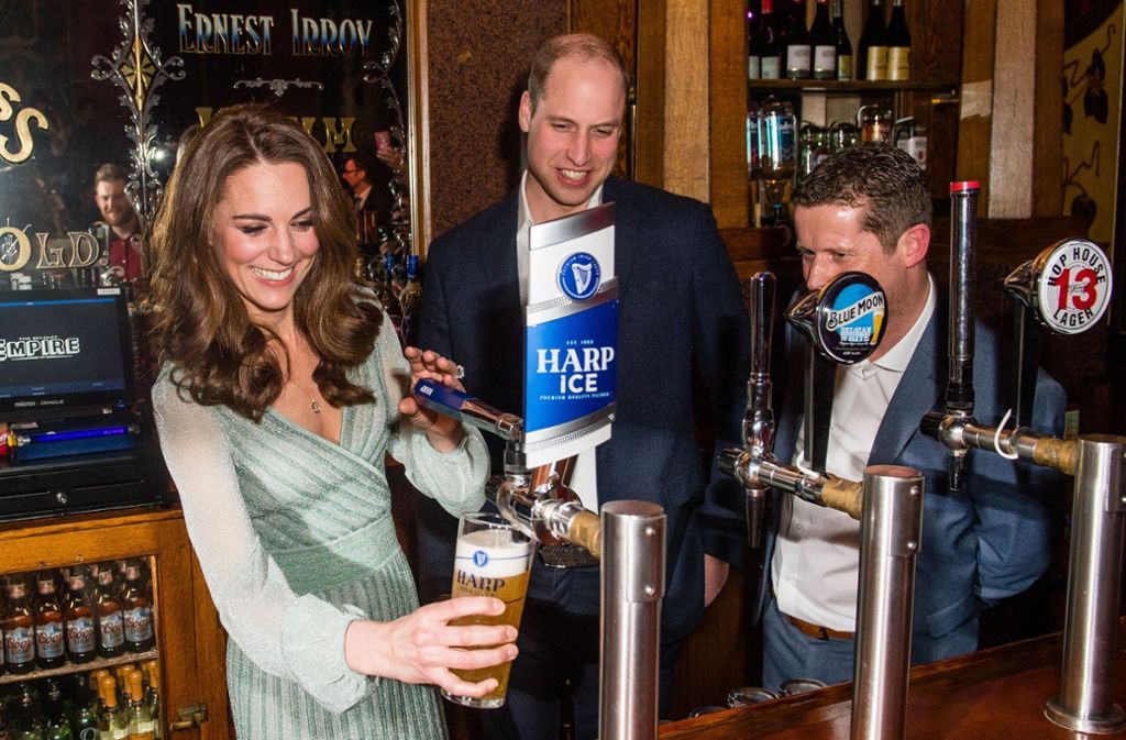 Am Zapfhahn: Herzogin Kate und Prinz William hinter der Bar der Empire Music Hall in Belfast.