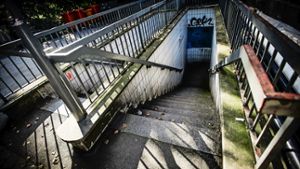 Für Passanten nicht gerade einladend: Der Abgang zur Toilette nahe der Paulinenbrücke Foto: Leif Piechowski