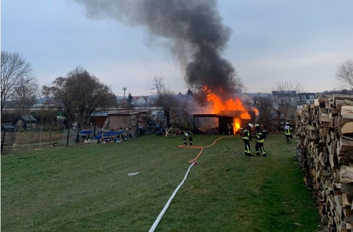 Brand in Stuttgart-Plieningen: Gartenhütte steht in Flammen