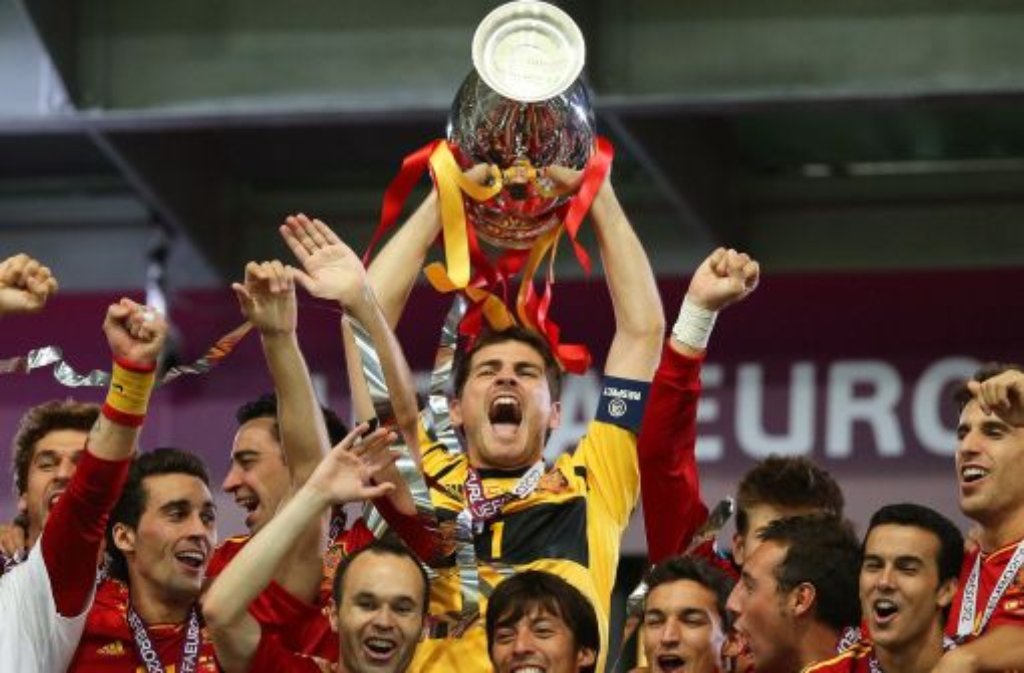 Iker Casillas (Spanien, mit Pokal) von Real Madrid