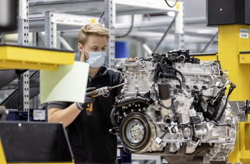 Motorenproduktion in Untertürkheim: Der Betriebsrat mahnt mehr Eigenfertigung auch bei den zukunftsgerichteten Komponenten an. Foto: Daimler AG