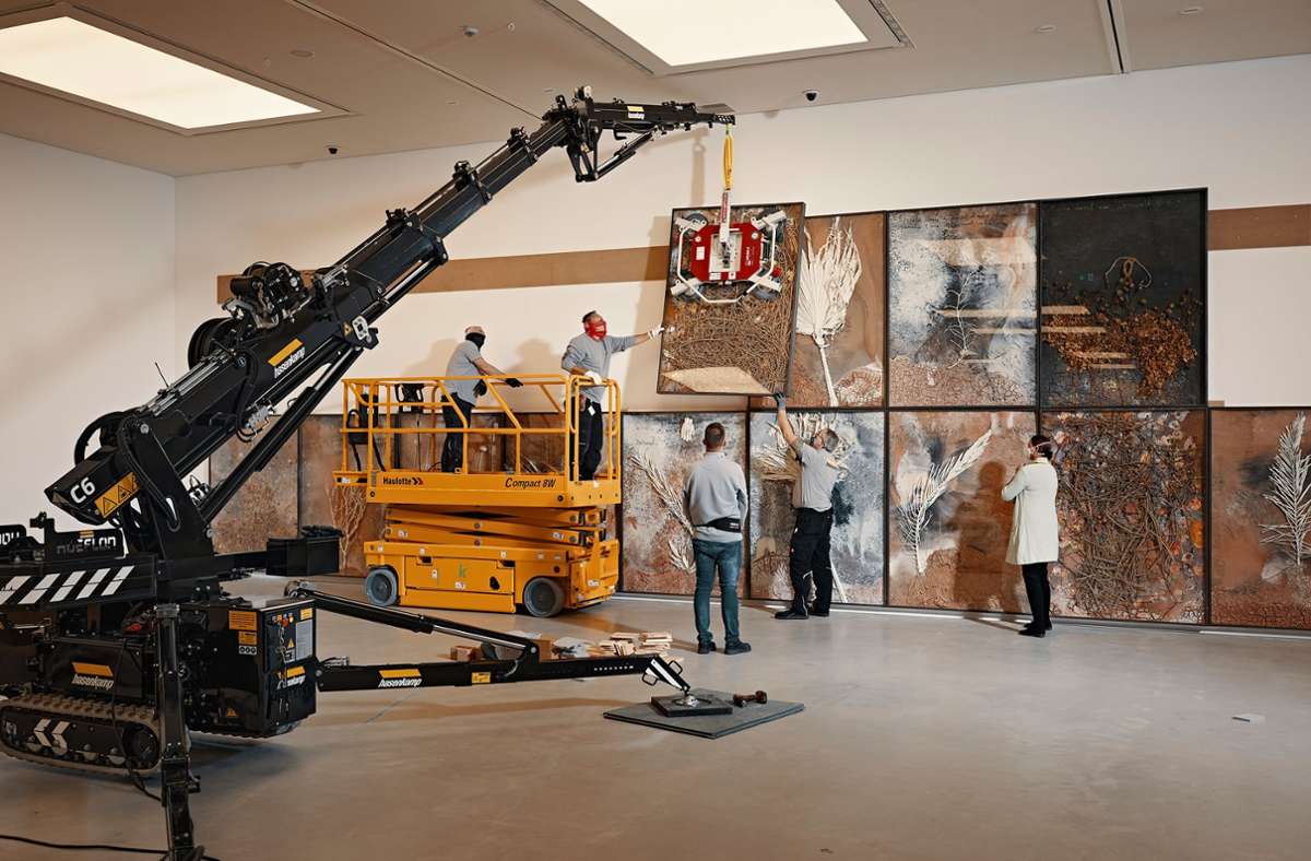 Aufwand Die Kunsthalle Mannheim benötigte spezielles Gerät und externe Hilfe, um die Arbeiten von Anselm Kiefer für die Ausstellung aufzubauen. Das Museum hofft, dem Publikum das Ergebnis von Dezember an zeigen zu können.