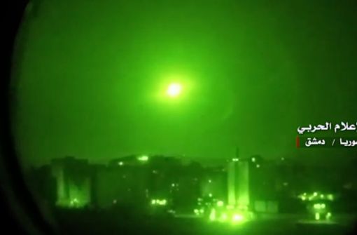 Dieses Bild des syrischen Staatsfernsehens aus der Nacht zum Donnerstag soll zeigen, wie eine israelische Rakete von syrischer Luftabwehr abgefangen wird. Foto: AFP