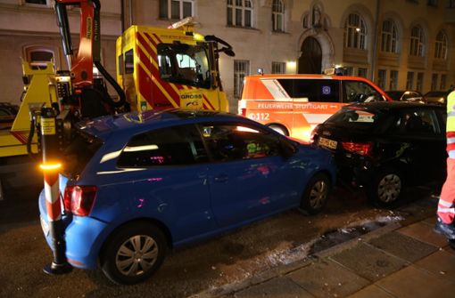 Eine Seitenstütze des Abschleppwagens hatte die Autos in der Stuttgarter Innenstadt aufeinander geschoben. Foto: 7aktuell.de/Sven Adomat