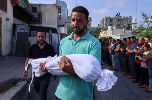 Die nächsten Opfer: Ein Palästinenser im Gazastreifen bestattet sein Kind, das durch Beschuss aus Israel ums Leben kam. Foto: AFP/Said Khatib